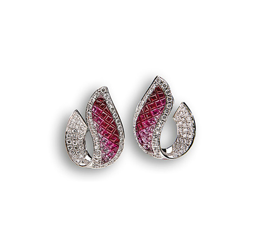 Ohrclips mit Diamanten, Rubinen und pinkfarbenen Saphiren vom Hamburger Juwelier Wilm